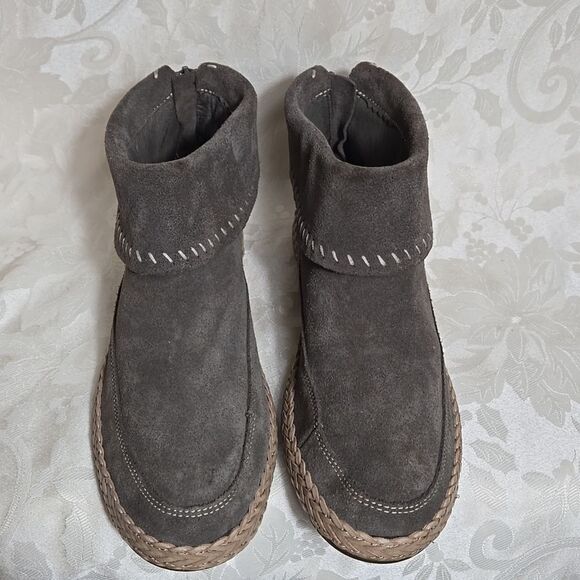 Ugg Suede Gray Foldover Mocassin Boots - Picture 4 of 8